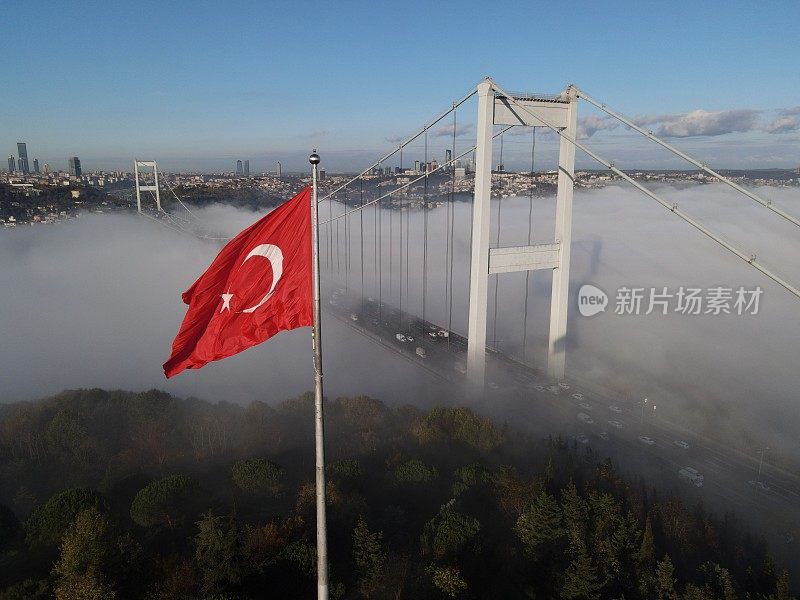 Fog和Fatih Sultan Mehmet Bridge Beykoz伊斯坦布尔